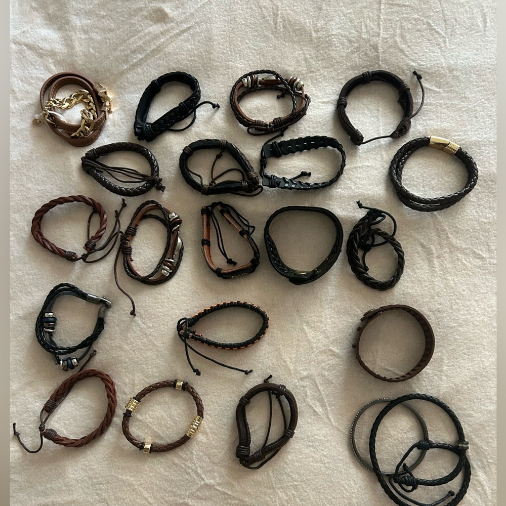 A bundle of 20 new leather bracelets